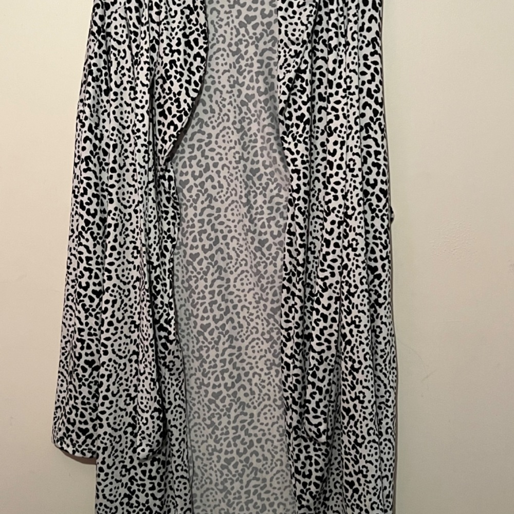 Robe - Picture 2 of 2